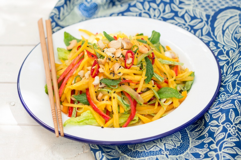 https://cdn77-s3.lazycatkitchen.com/wp-content/uploads/2015/06/thai-mango-salad-portion-800x533.jpg