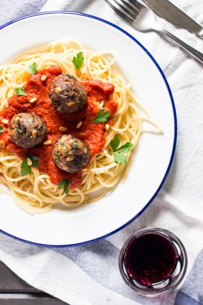 vegan meatballs with tomato sauce and spaghetti