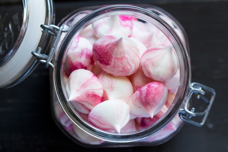 vegan-meringue-kisses-in-a-jar