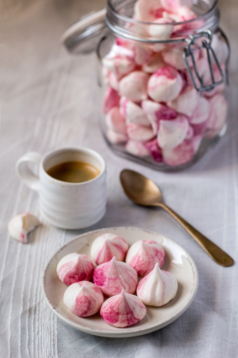 vegan-meringue-kisses-serving-suggestion