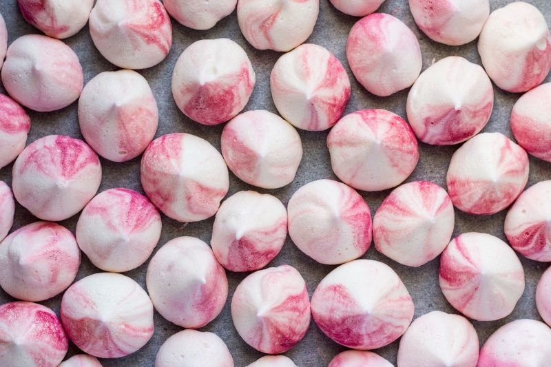 https://cdn77-s3.lazycatkitchen.com/wp-content/uploads/2015/12/vegan-meringue-kisses-top-down-800x533.jpg