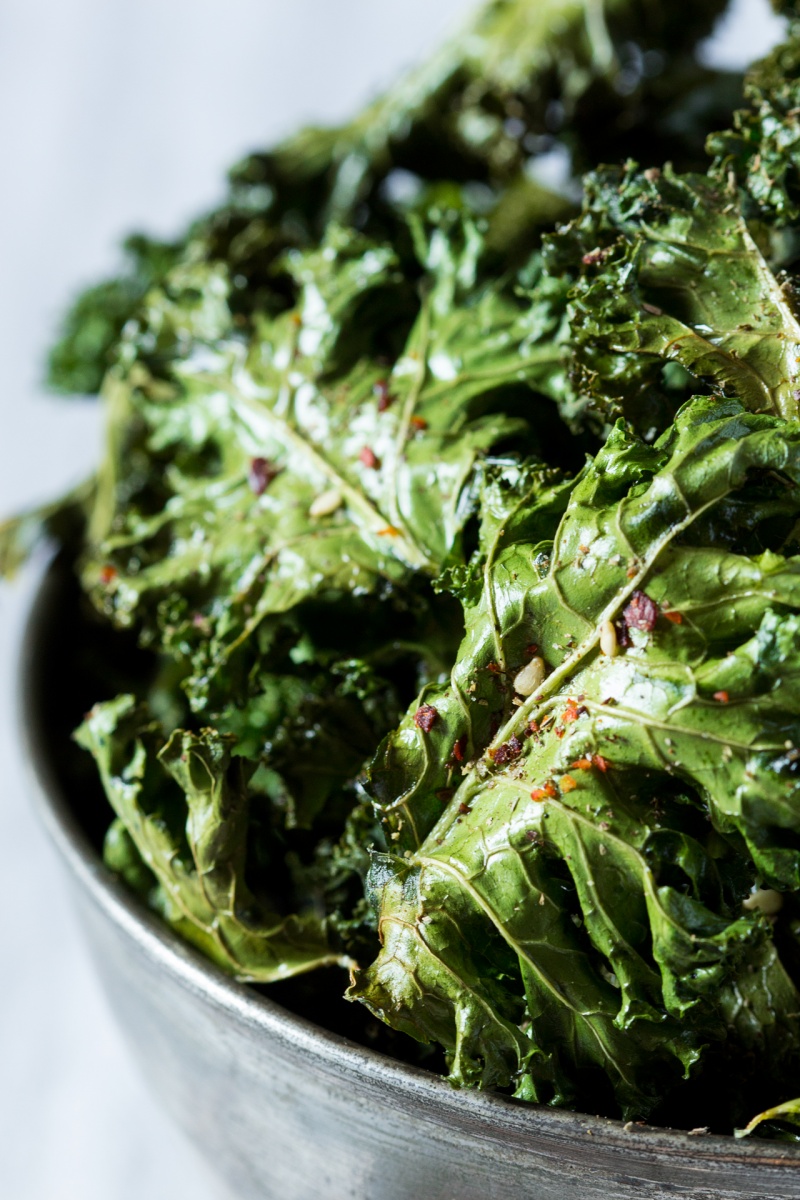 vegan kale chips with zaatar close up