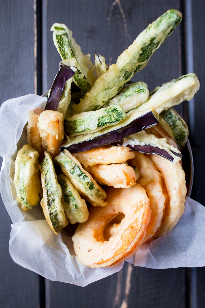 https://cdn77-s3.lazycatkitchen.com/wp-content/uploads/2016/03/vegan-tempura-with-a-dipping-sauce-800x1200.jpg