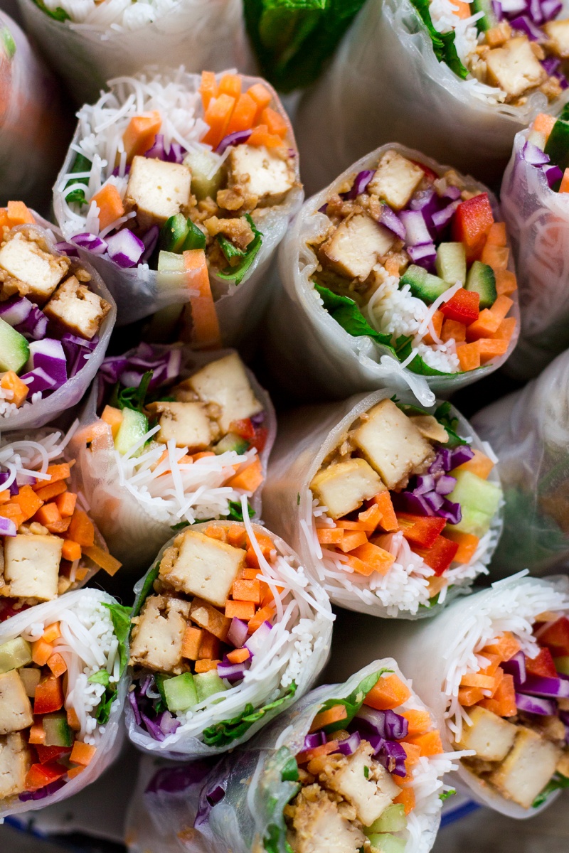 https://cdn77-s3.lazycatkitchen.com/wp-content/uploads/2016/04/peanut-tofu-rice-paper-rolls-close-up-800x1200.jpg