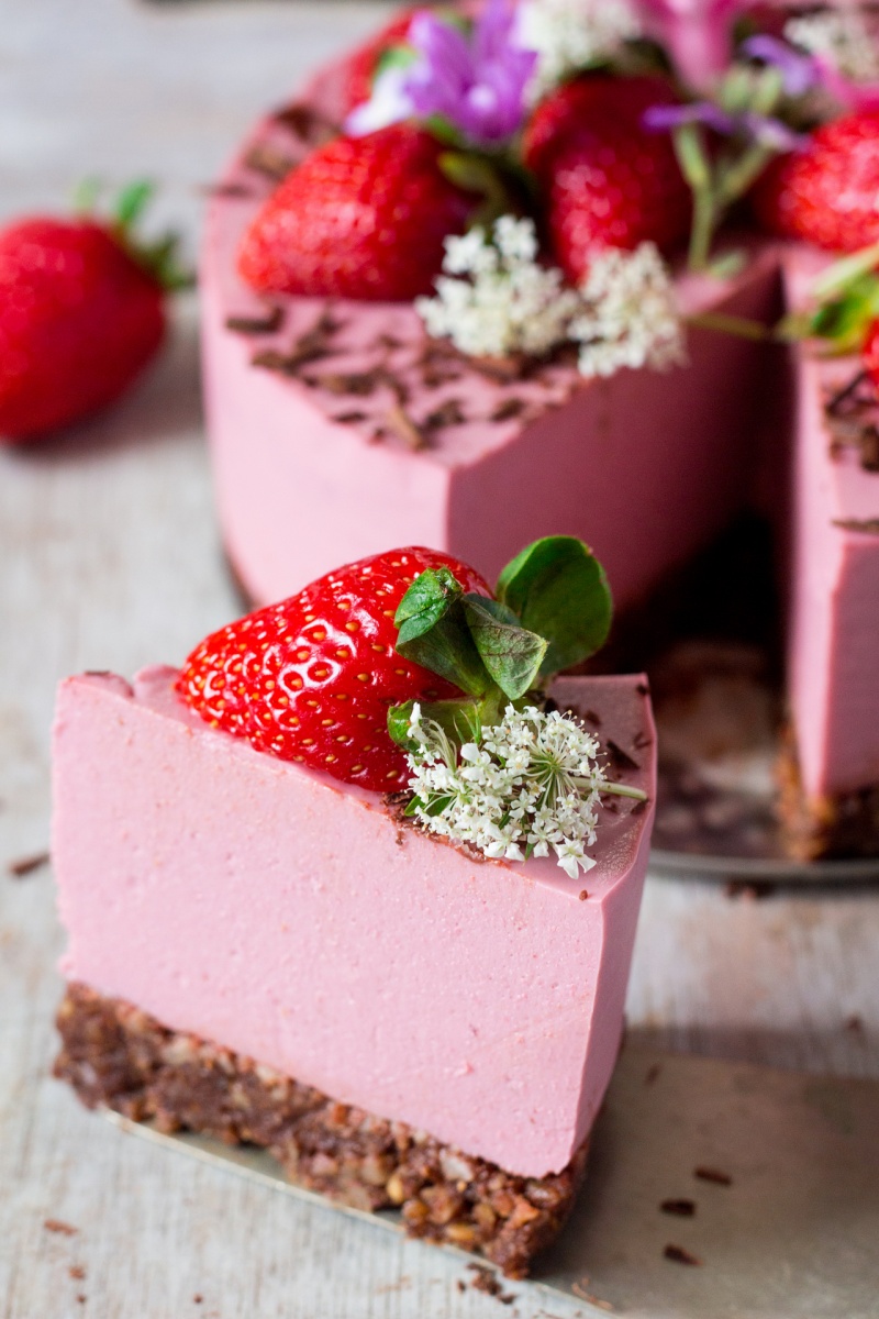 vegan oilfree strawberry cheesecake a slice