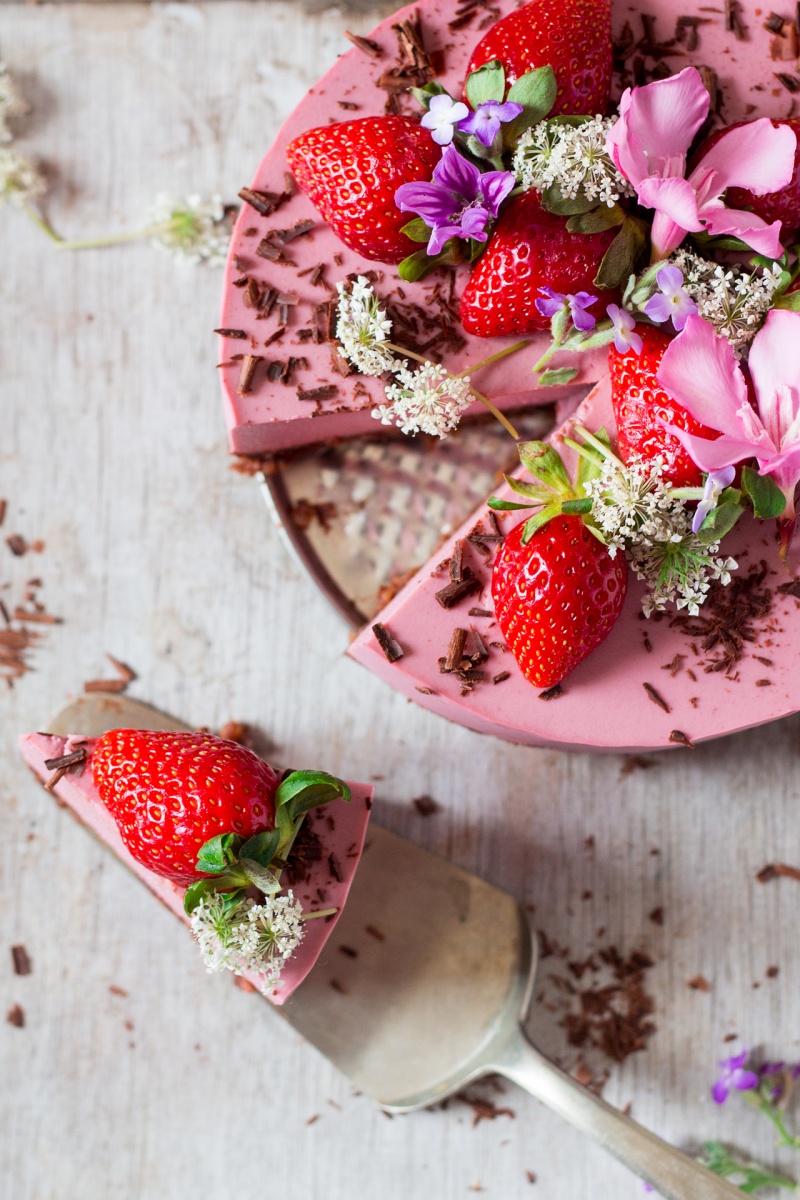 vegan oilfree strawberry cheesecake slice out