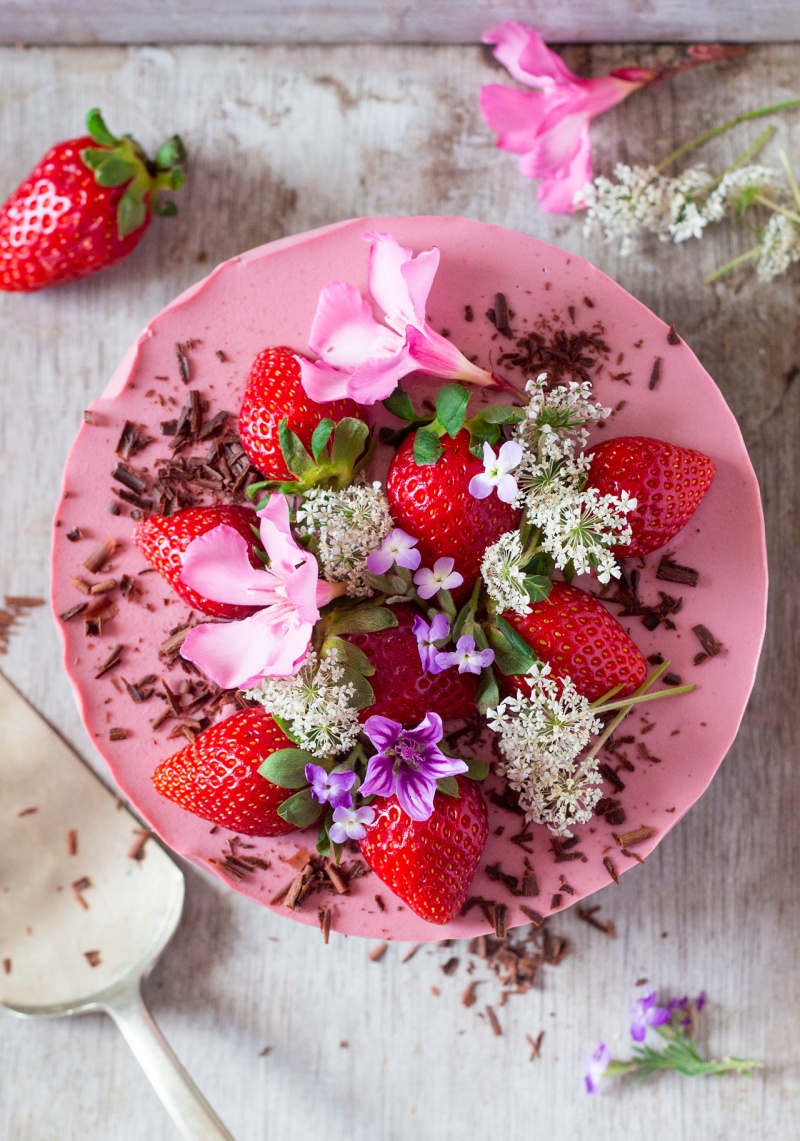 vegan oilfree strawberry cheesecake top down