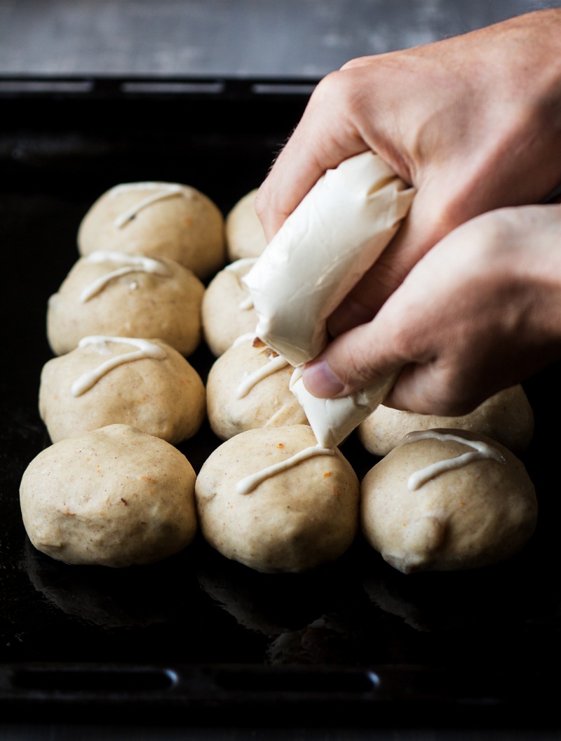 vegan hot cross buns decorating