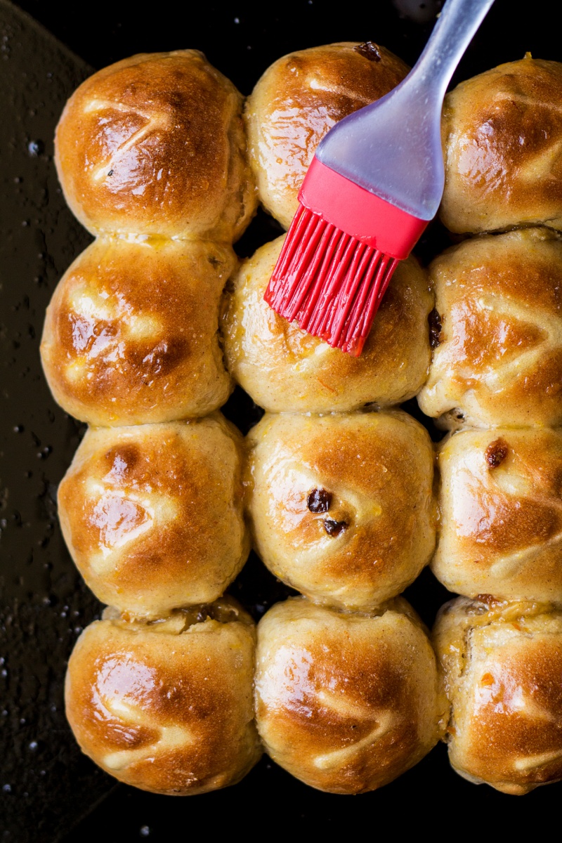 vegan hot cross buns glazing