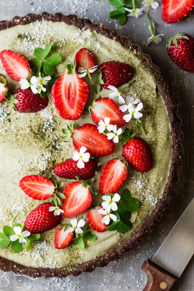 vegan matcha strawberry tart top down