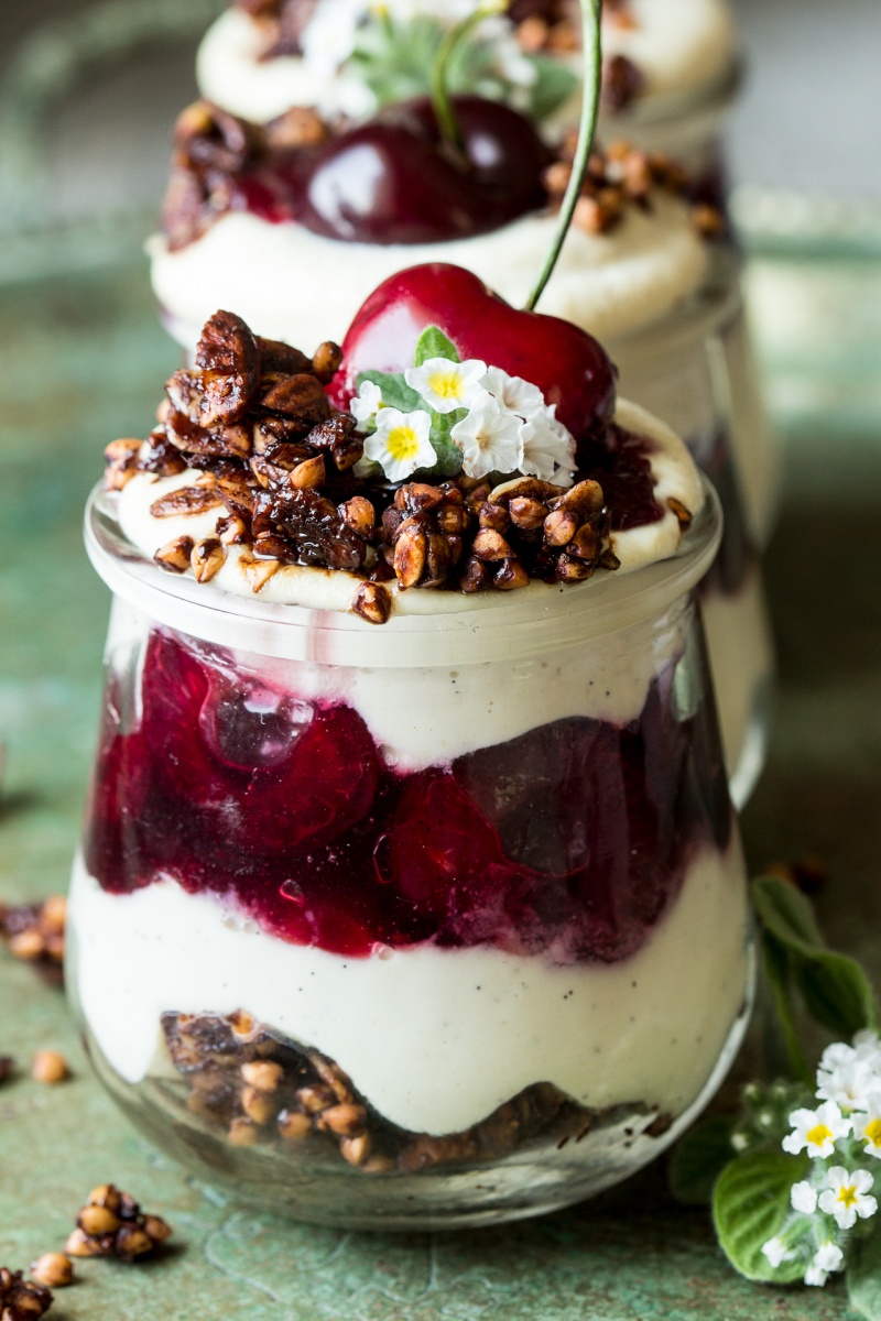 vegan mini cheesecake jars close