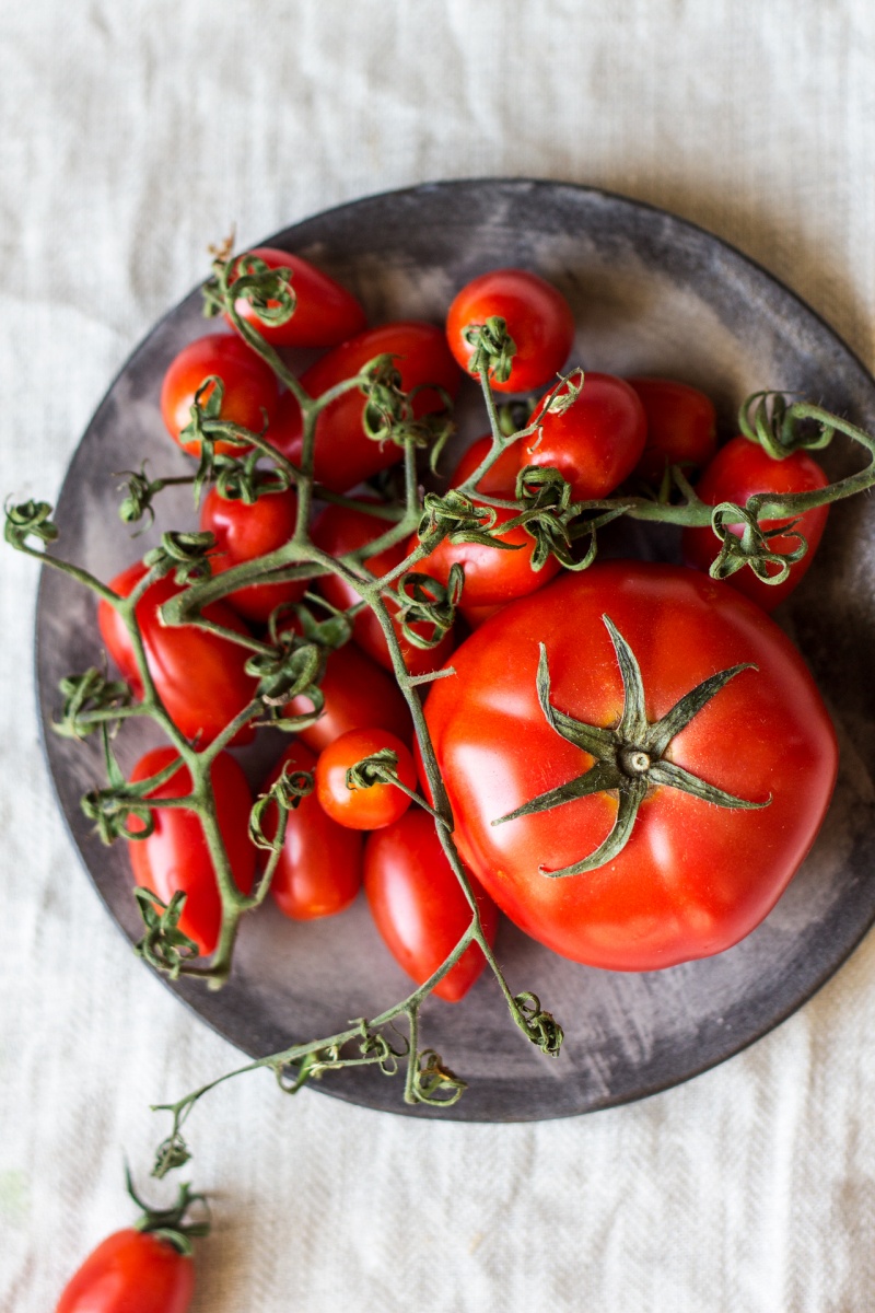 vegan nicoise salad tomatoes