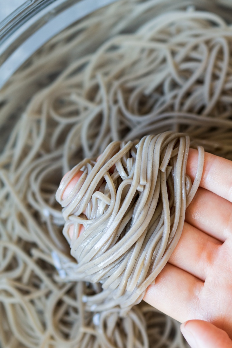 sesame soba noodles rinsing