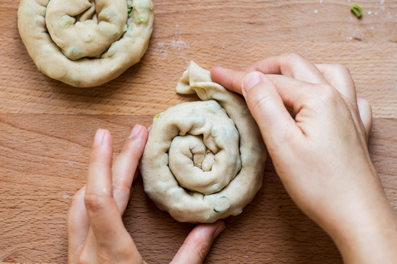 vegan scallion pancakes coiling