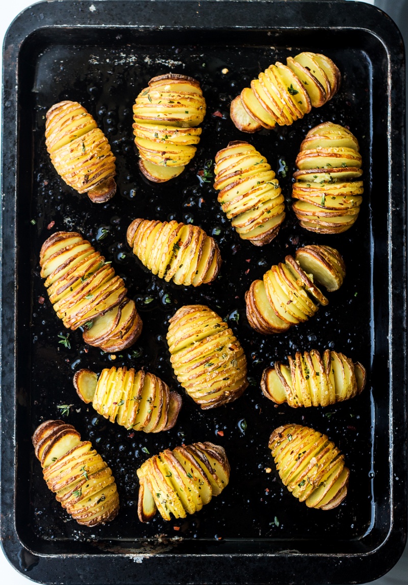 Vegan lunch bowl with Hasselback potatoes and two sauces - Elavegan