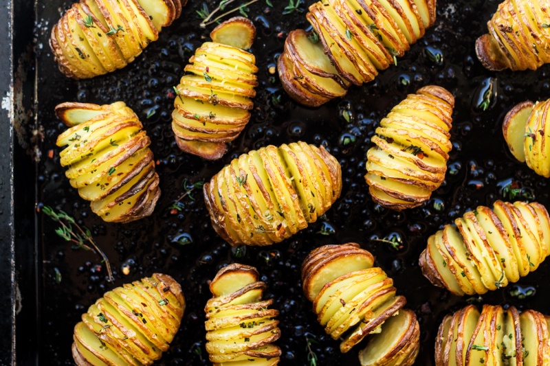 Vegan lunch bowl with Hasselback potatoes and two sauces - Elavegan