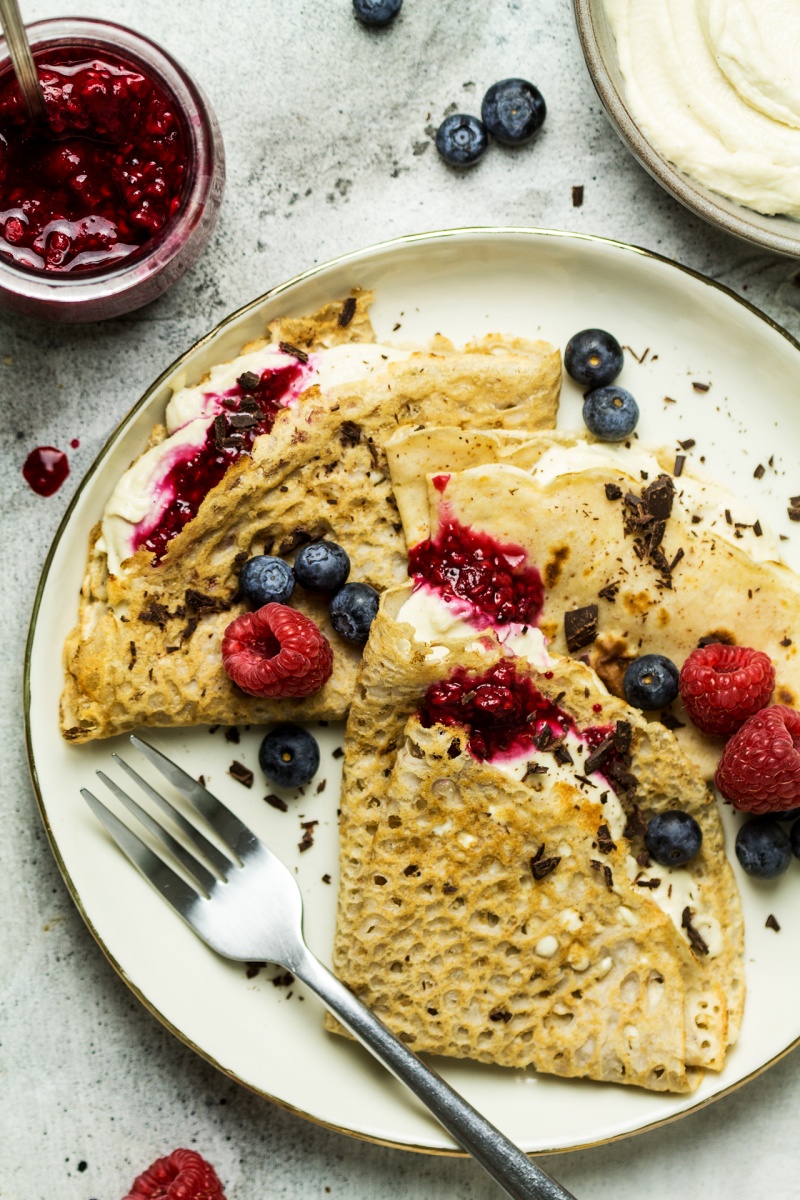 Vegan crêpes with vanilla cream and berries - Lazy Cat Kitchen