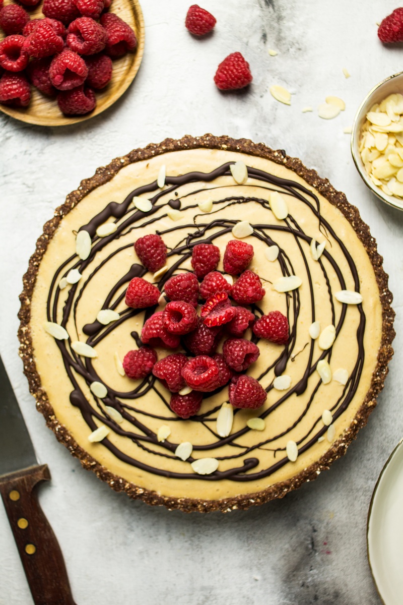 https://cdn77-s3.lazycatkitchen.com/wp-content/uploads/2018/02/vegan-peanut-butter-mousse-jelly-tart-800x1200.jpg