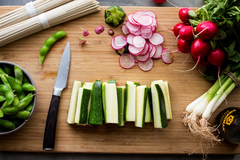 cold soba noodles chopping