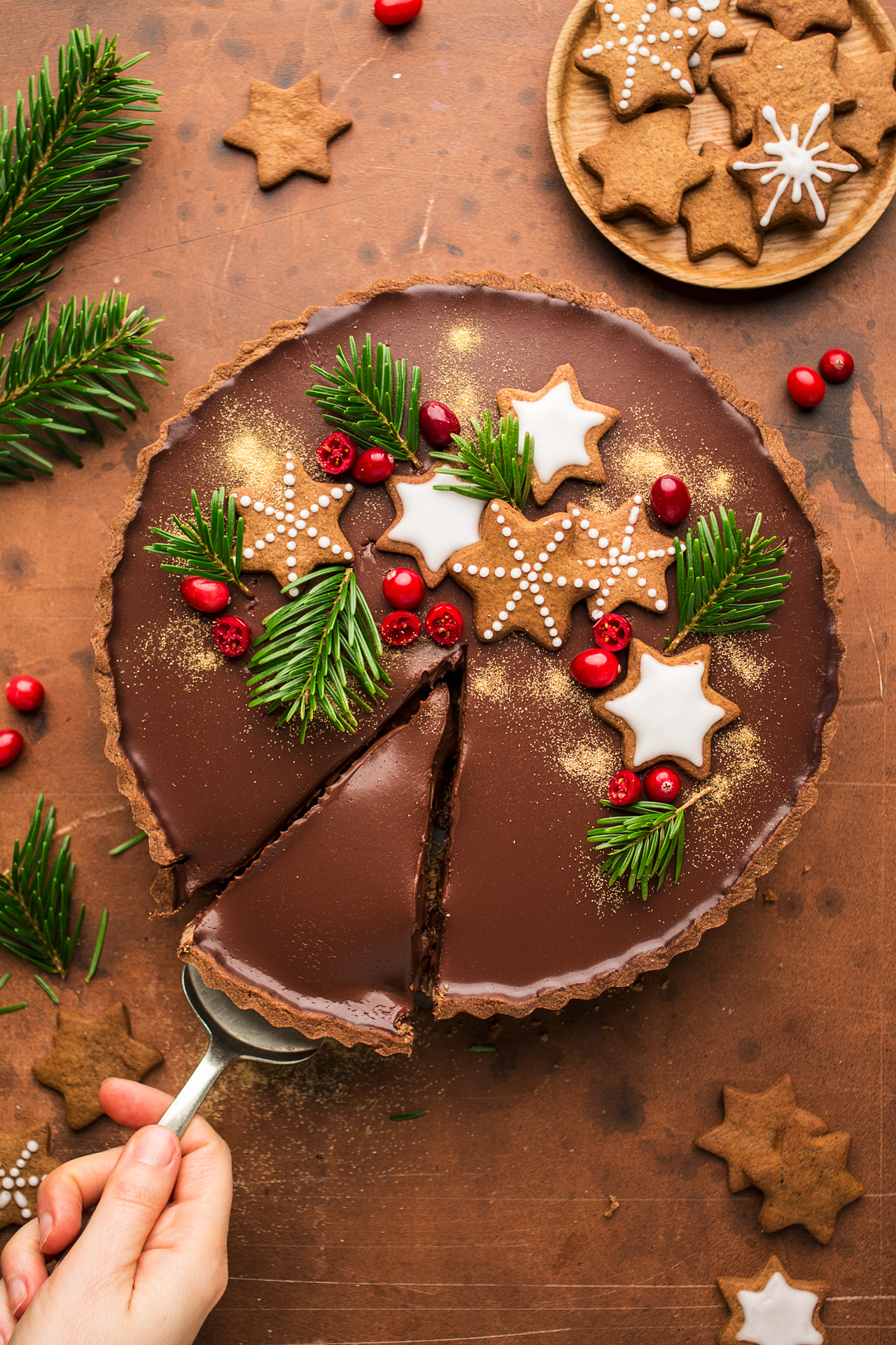 gingerbread amaretto chocolate tart cut