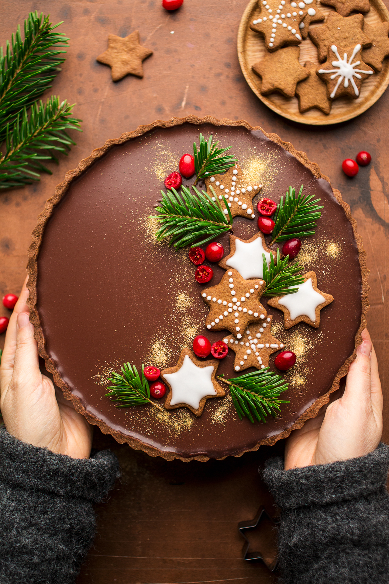 gingerbread amaretto chocolate tart hands