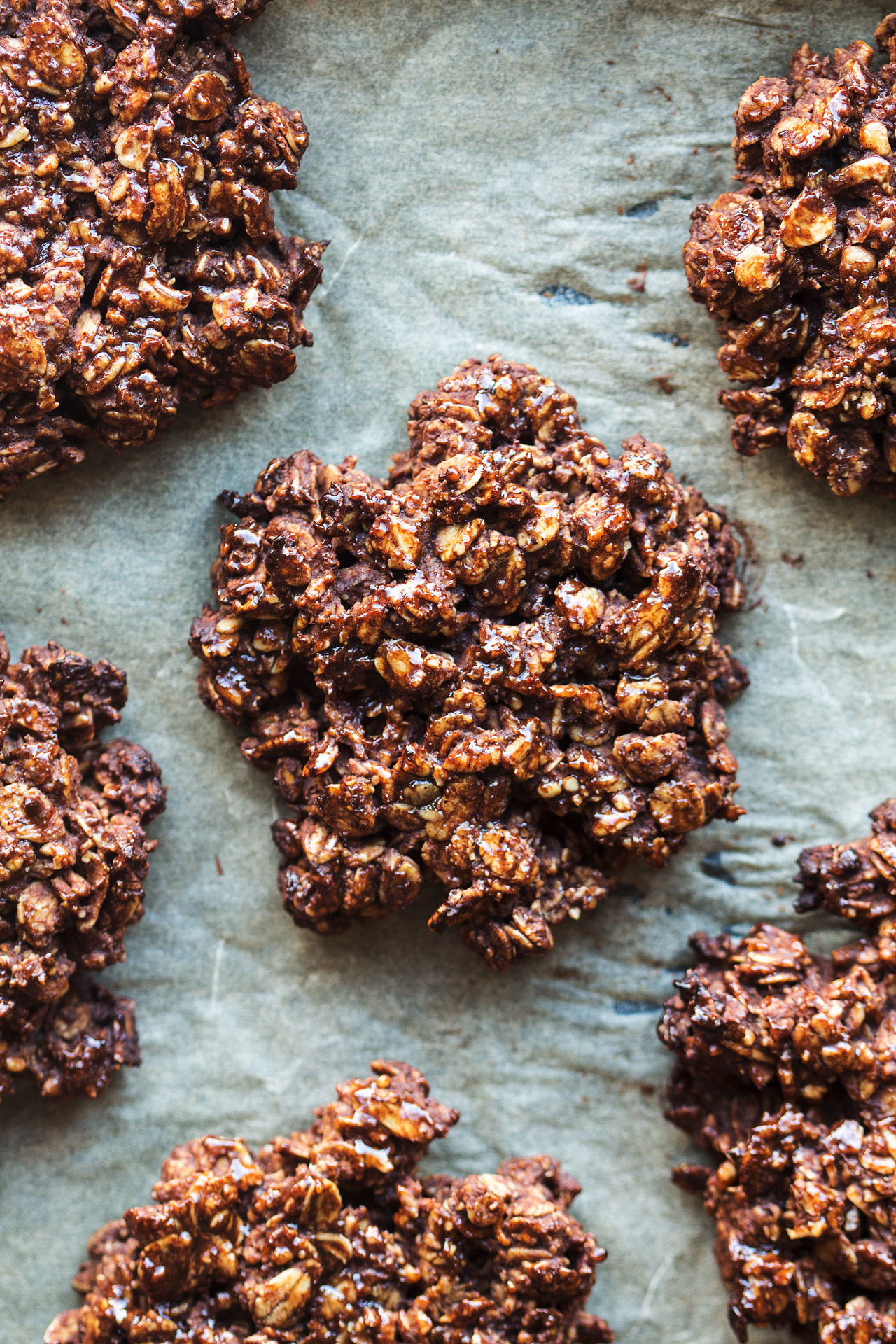 5 ingredient vegan oat cookies close up