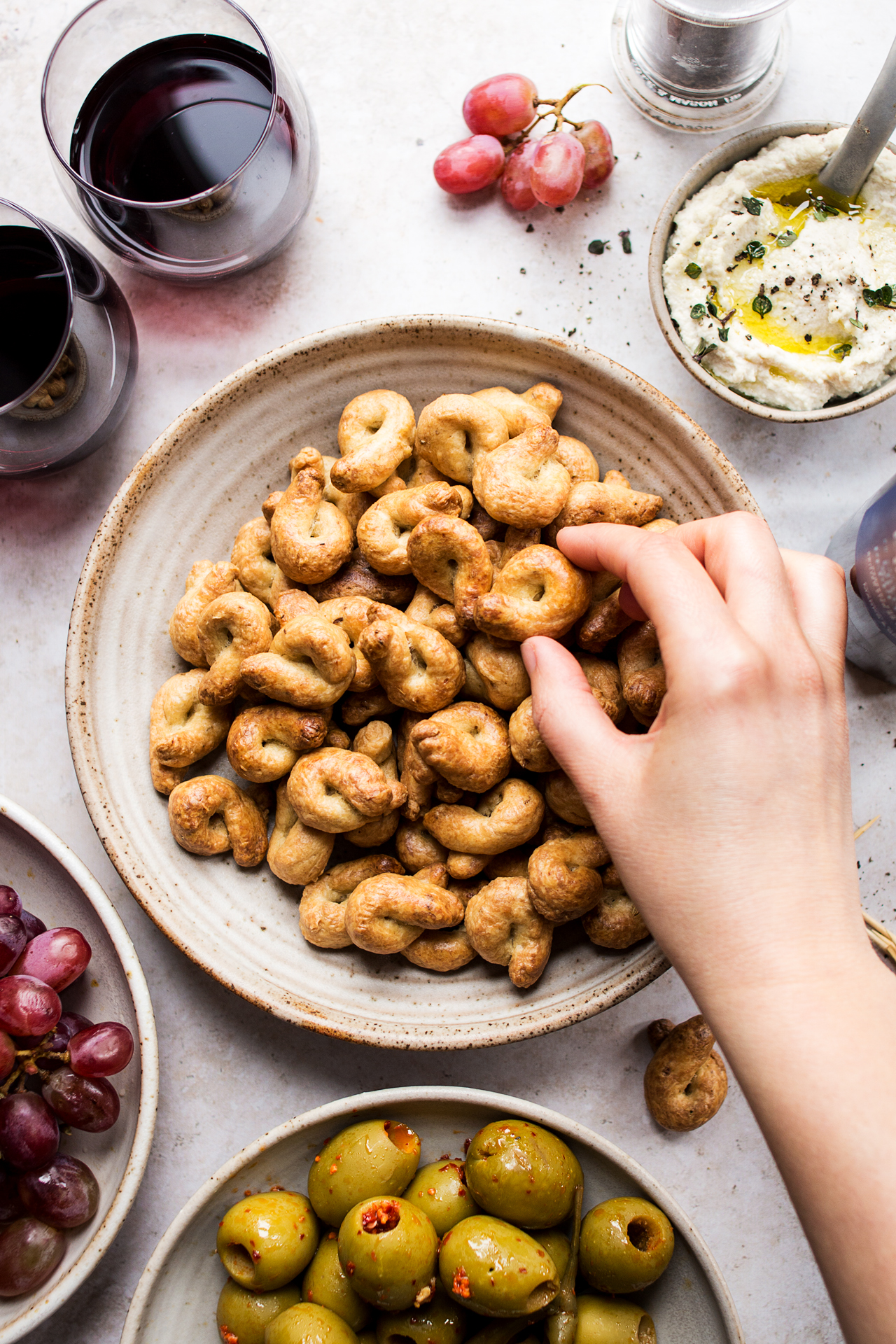 taralli hand