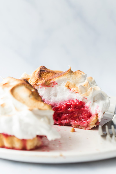 vegan meringue raspberry tarts crosssection