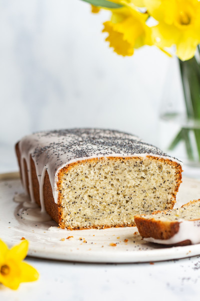 vegan lemon poppy seed cake cut