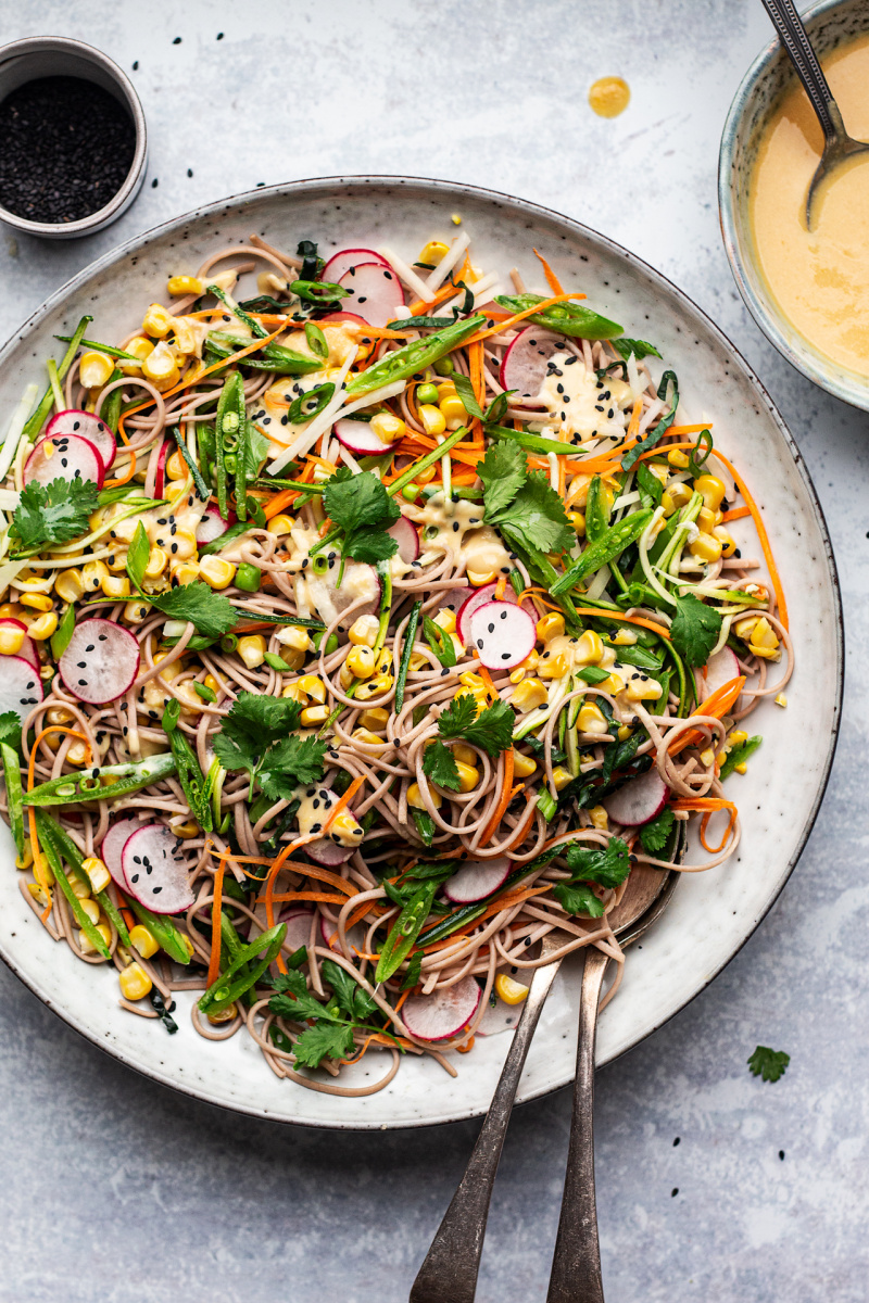 salade en pot de nouilles soba + vinaigrette tahini & miso