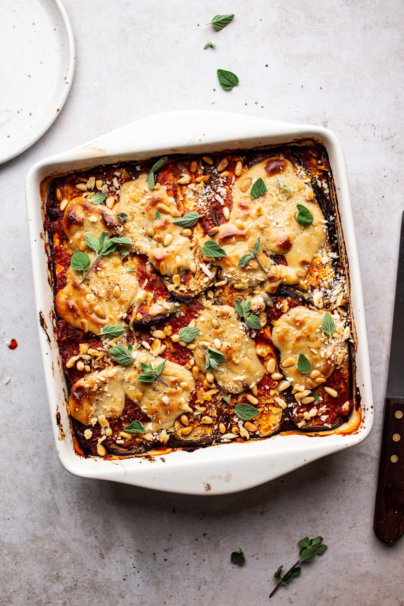 https://cdn77-s3.lazycatkitchen.com/wp-content/uploads/2020/07/vegan-eggplant-parmigiana-whole-800x1200.jpg