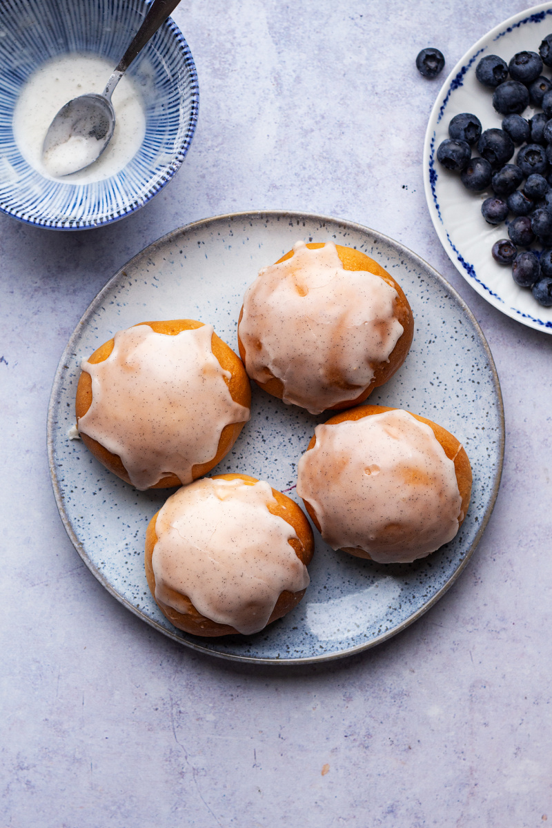 vegan jagodzianki blueberry buns top down