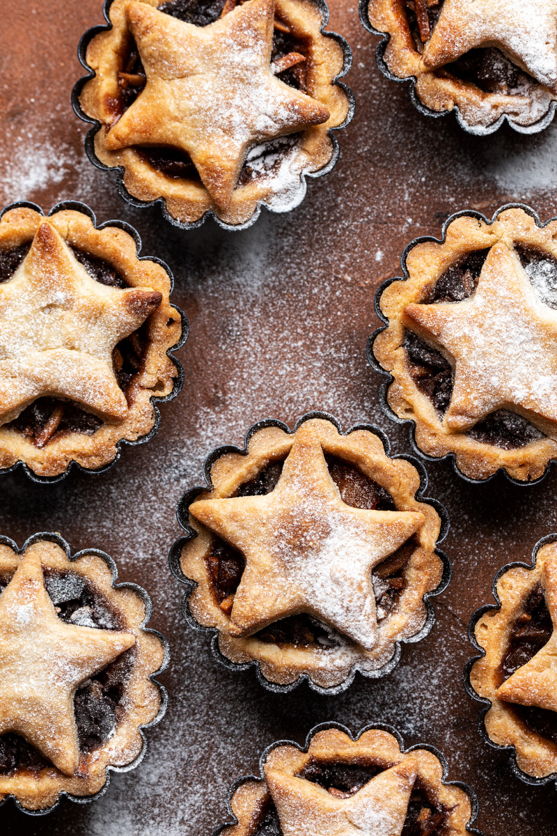 vegan mince pies dusted