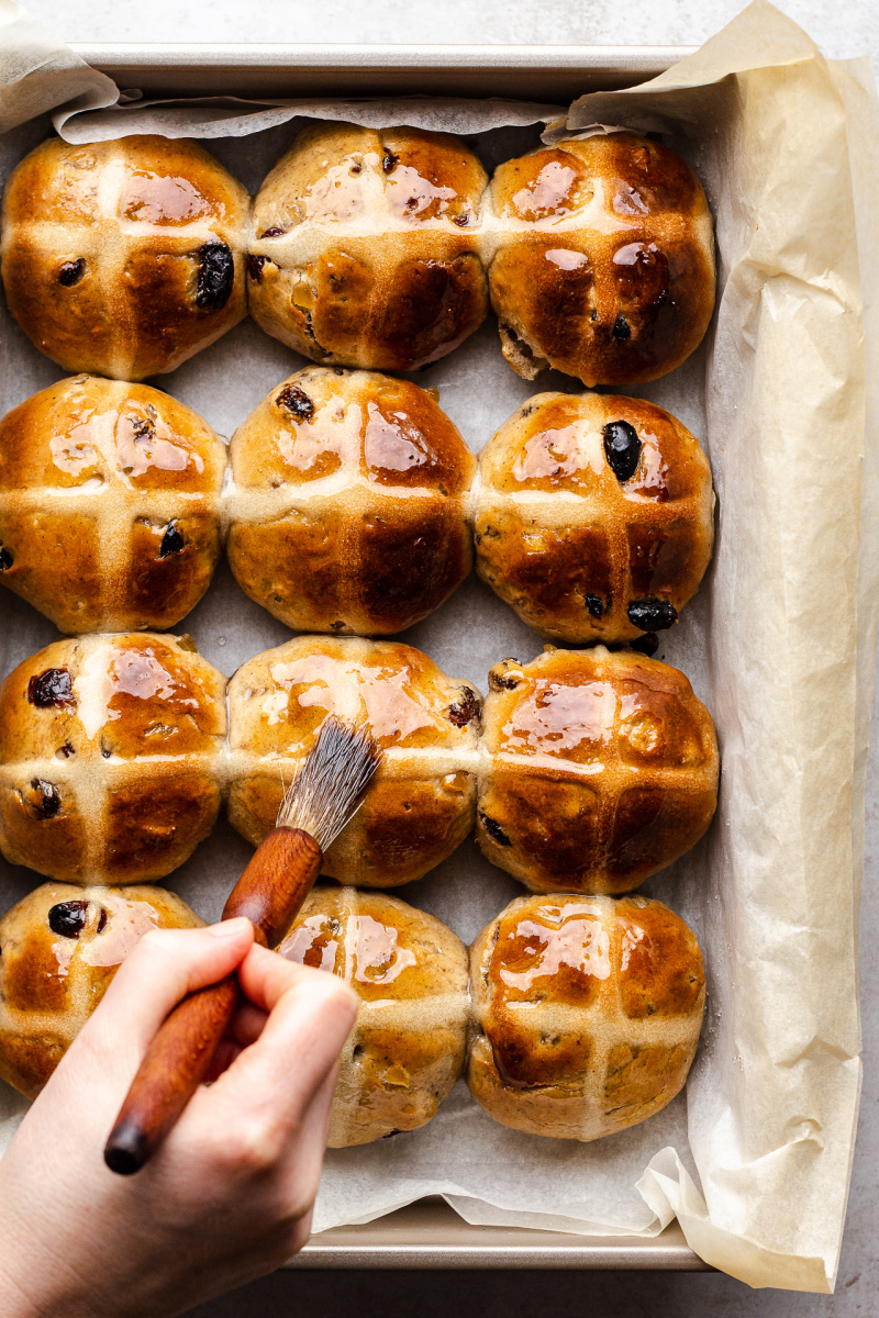 vegan hot X buns glazing