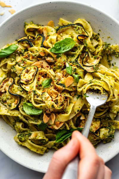 Lazy Girl's Zucchini Spaghetti [no fancy tools required!] with Peas, Crème  Fraîche and Pesto - Izy Hossack - Top With Cinnamon