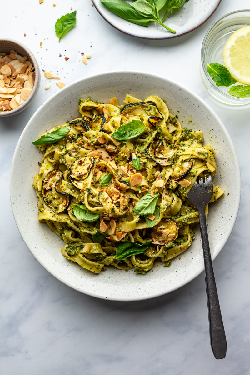 Lazy Girl's Zucchini Spaghetti [no fancy tools required!] with Peas, Crème  Fraîche and Pesto - Izy Hossack - Top With Cinnamon