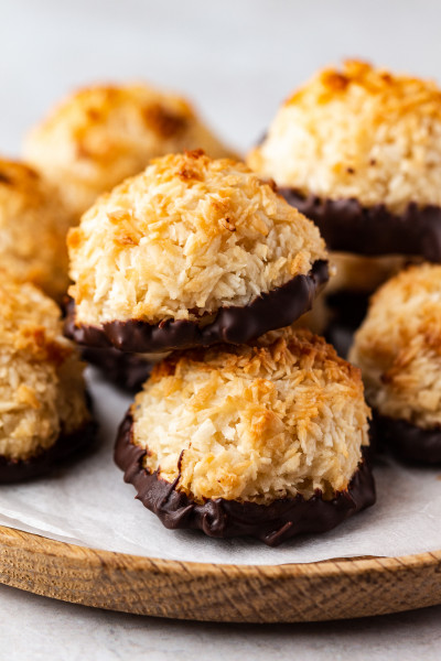 vegan coconut macaroons plate