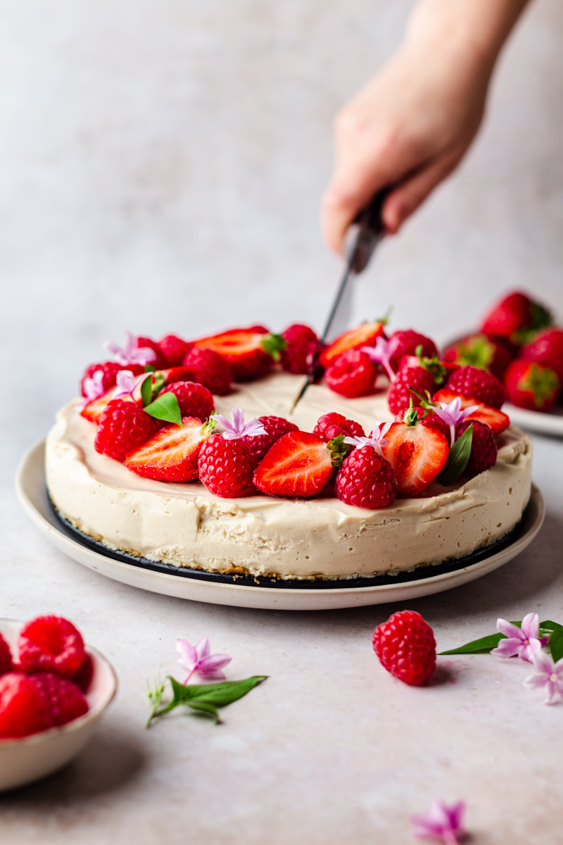 no bake vegan cheesecake cutting