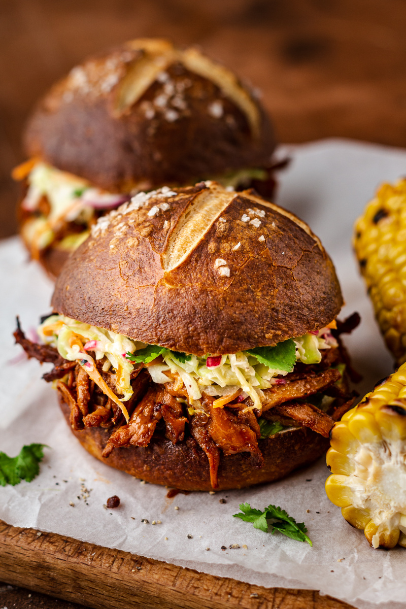 vegan pulled pork burgers