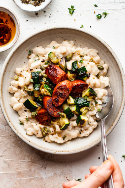 https://cdn77-s3.lazycatkitchen.com/wp-content/uploads/2021/10/creamy-cannellini-beans-zucchini-chorizo-bowl-400x600.jpg