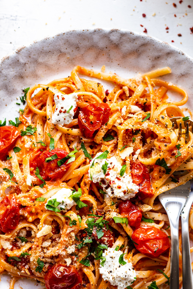 roasted tomato sauce pasta close up