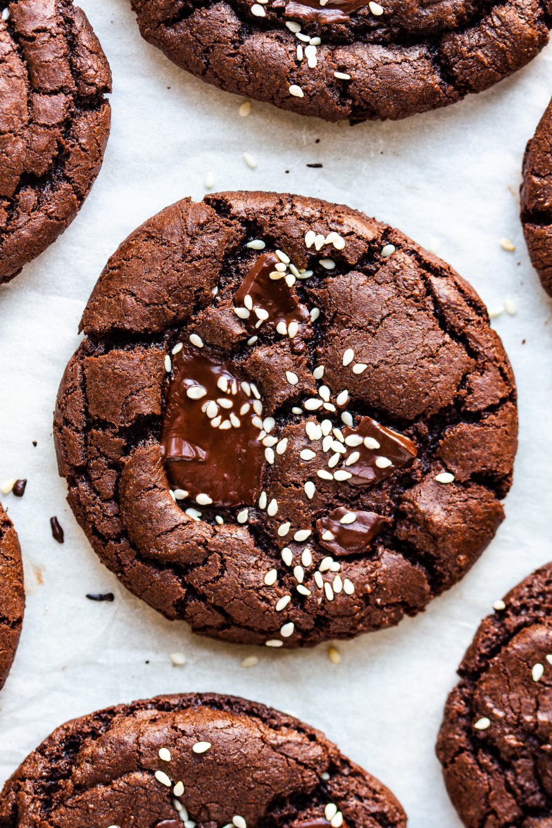 https://cdn77-s3.lazycatkitchen.com/wp-content/uploads/2021/10/vegan-chocolate-cookies-tahini-800x1200.jpg