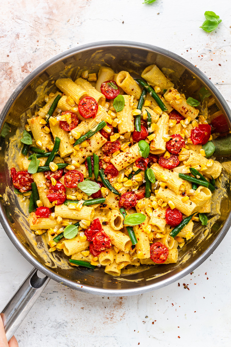 vegan creamy corn pasta pan