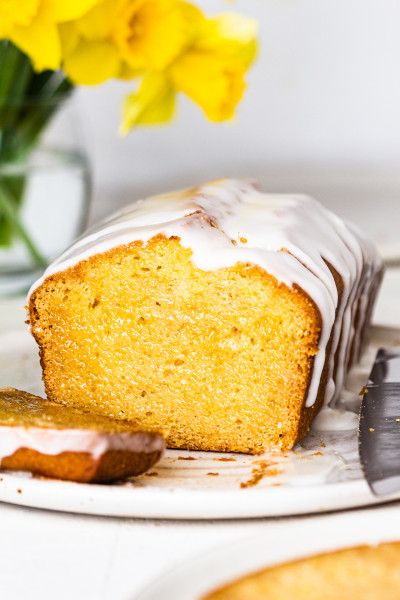 Delicious citrus cake with a decoration of dry lemon slices on black  background Stock Photo - Alamy