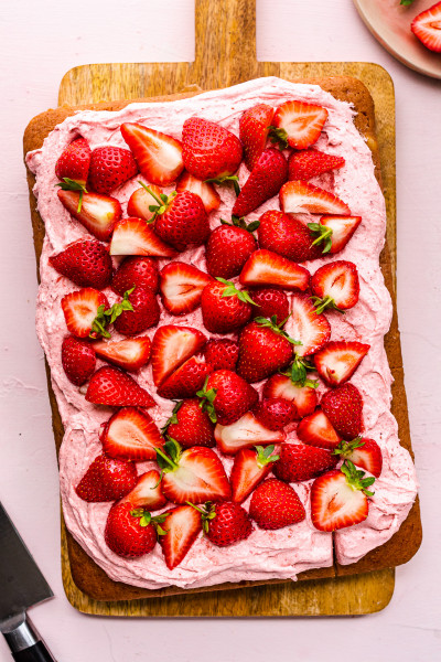 vegan strawberry cake top down