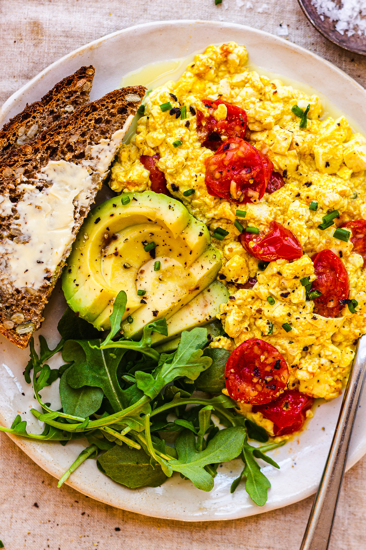 https://cdn77-s3.lazycatkitchen.com/wp-content/uploads/2023/08/tofu-scramble-plate.jpg