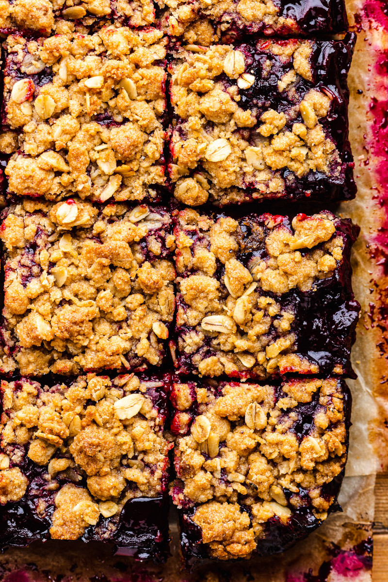 blackberry crumble bars cut