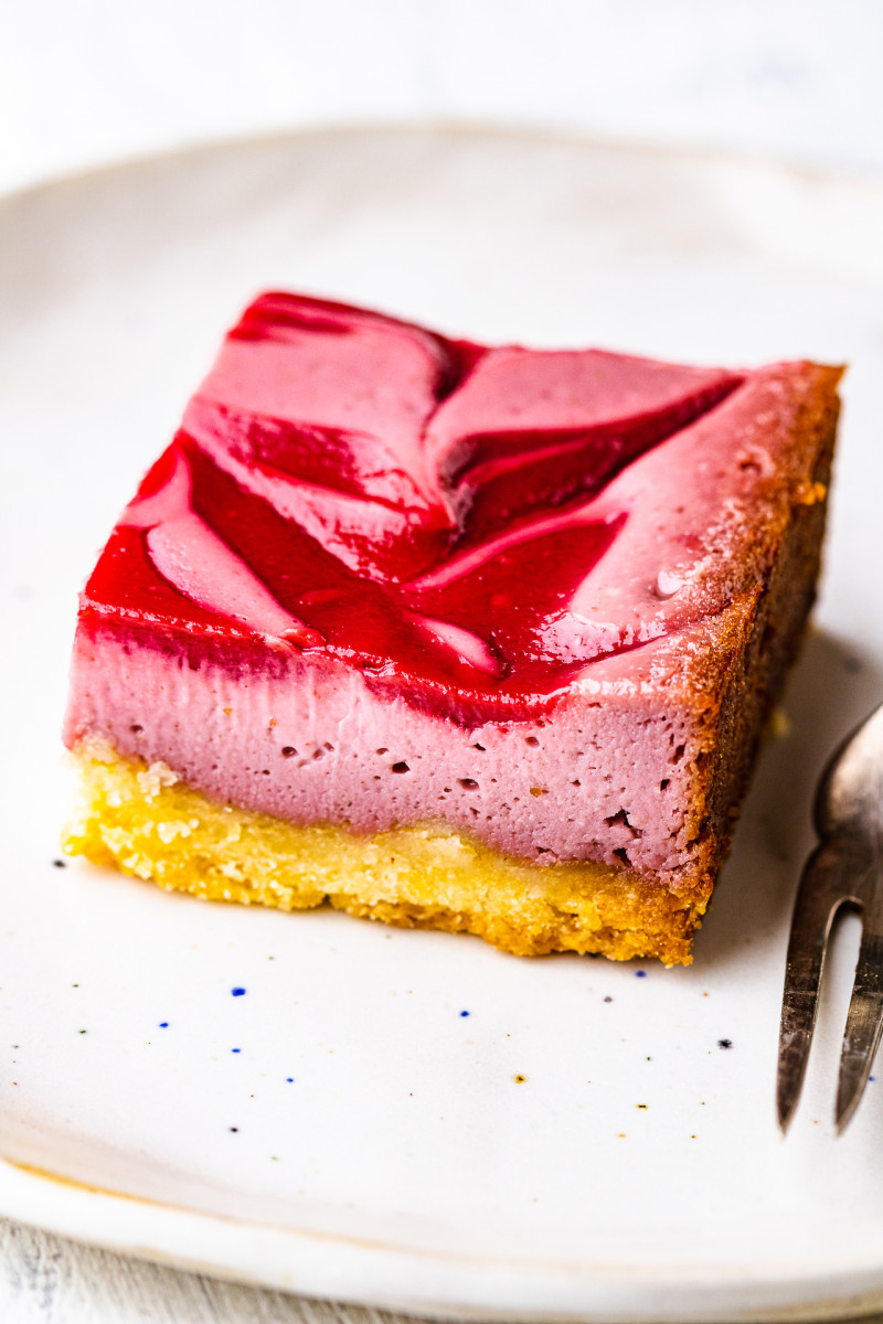 vegan strawberry cheesecake bars slice