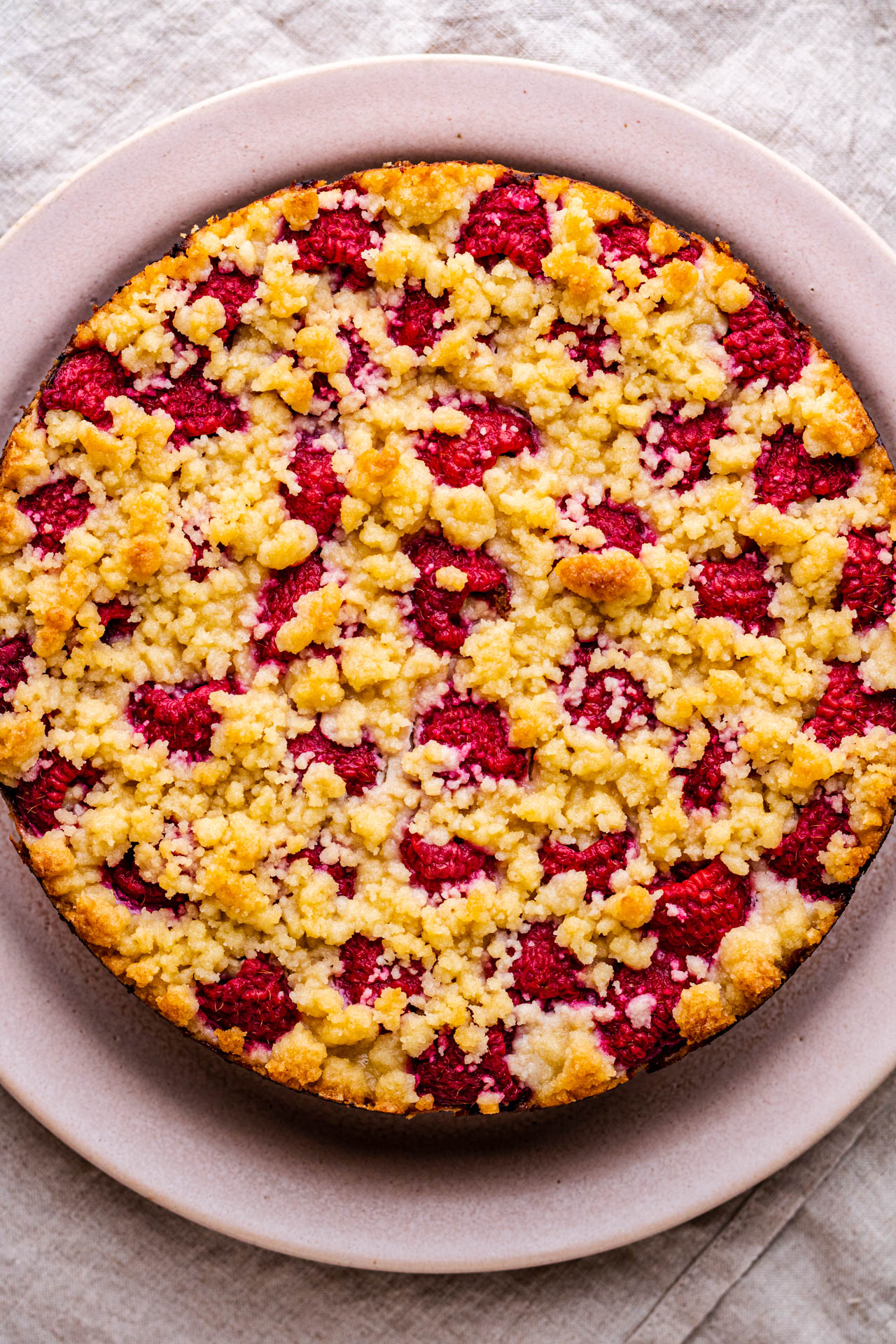 Vegan cheesecake with crumble topping
