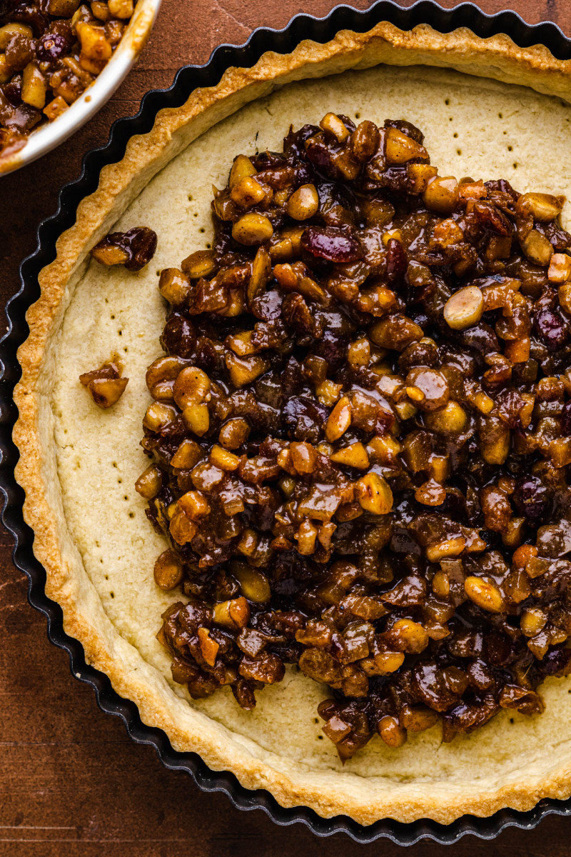 vegan mince pie tart assembly